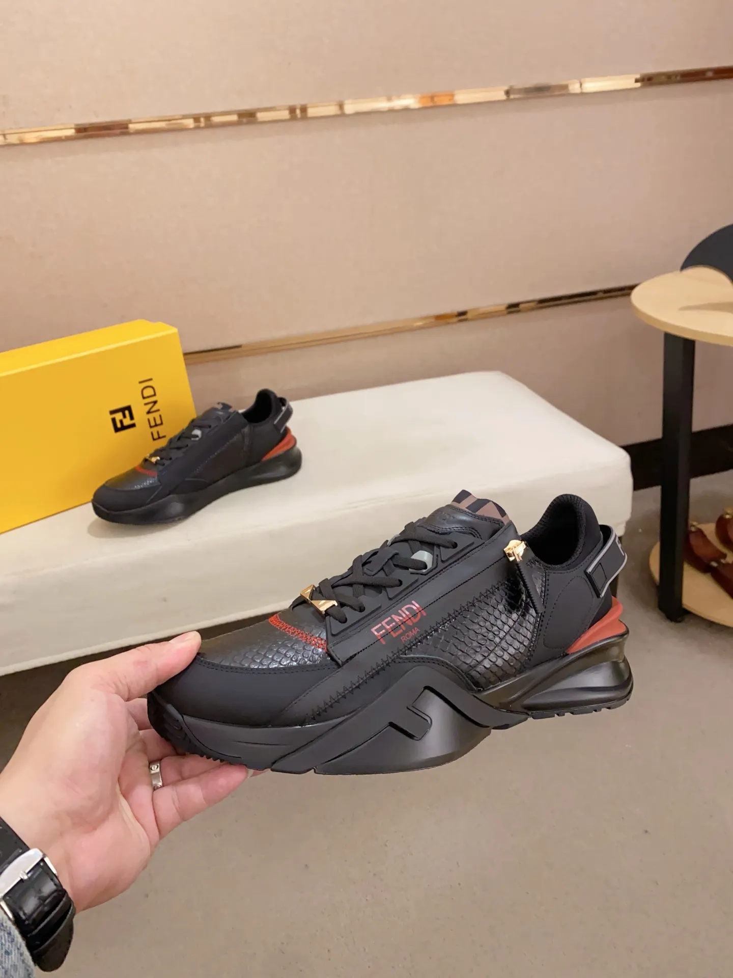 Men's shoes💰: 540💰(Higher version) [Fendi] Fendi's latest casual shoes for men! Available at counters simultaneously! A one-to-one replica of the original. Made entirely of imported top-grain calfskin, the interior is made of top-grain water-dyed cowhide, and the original factory-supplied rubber outsole. Leading new fashion concepts. Matching code: 38-44. 45 can be customized and non-returnable!